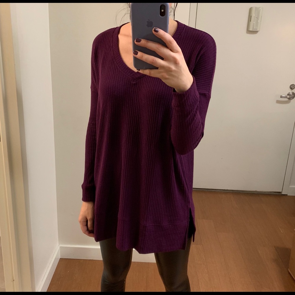 Plum Scoop V-neck - Picture 6 of 6